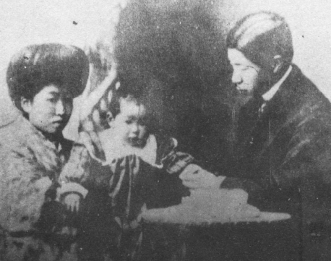 担任广州“三.二九”起义“选锋”的同盟会员都下定以身殉国的决心。图为1911年春方声洞离日归国参加起义前与妻儿诀别
