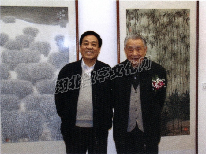 2007年5月，在深圳举办的画展上与鲁慕迅老师合影